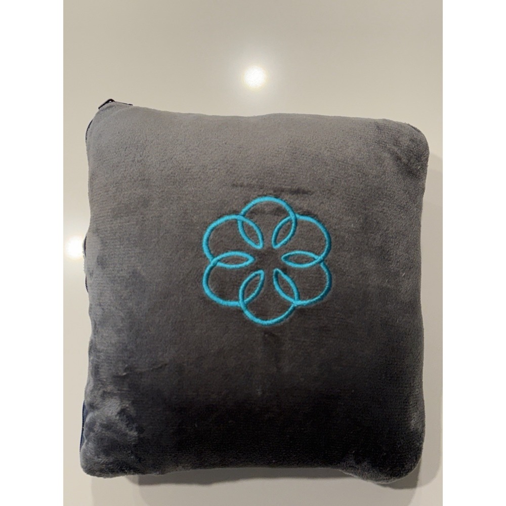 Apple Employee Mindful Minute Challenge fleece blanket throw, 50" x 60" Preowned